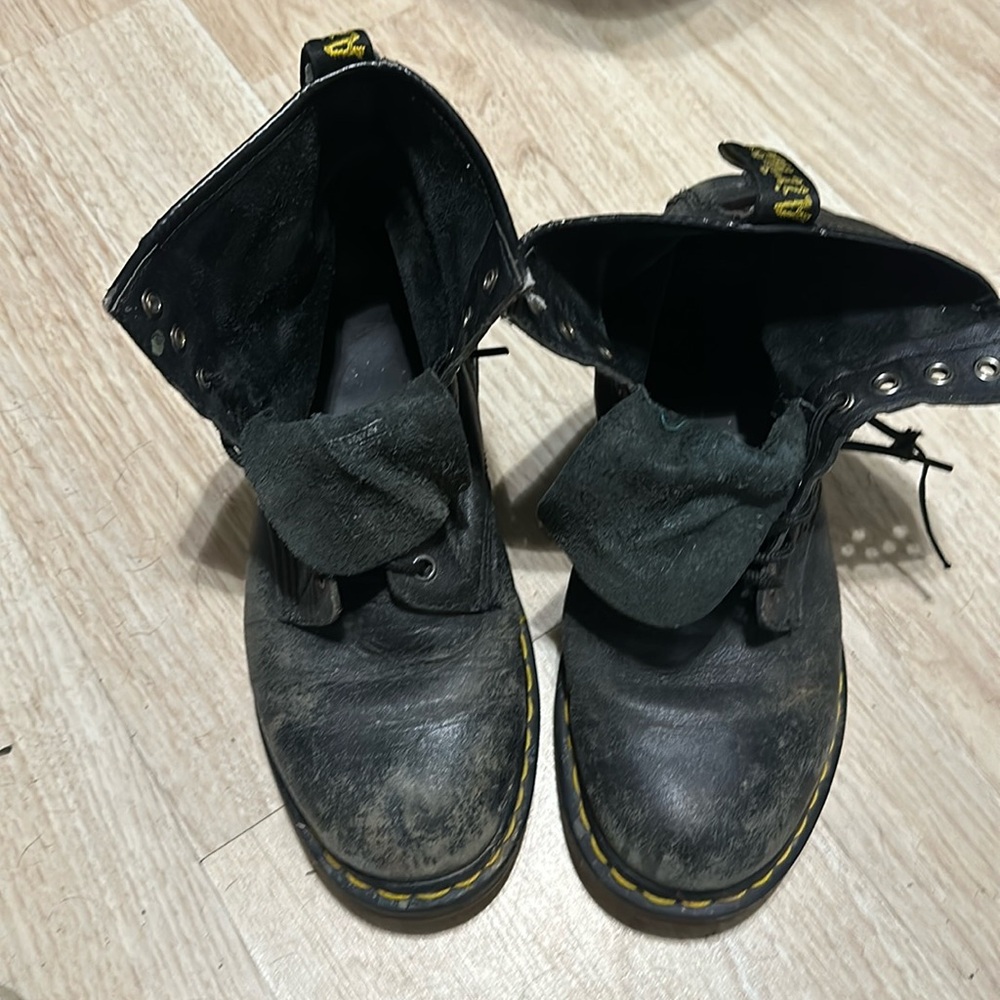 Well worn dr martens size 9